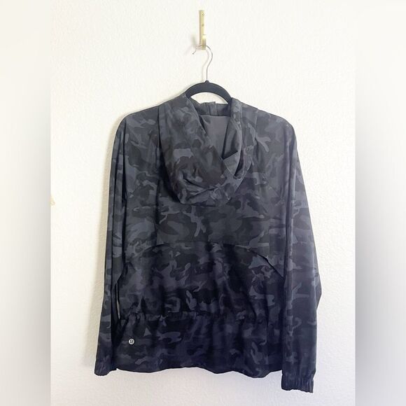 Lululemon Athletica Pack it Up Jacket in Black Camo. 10 - Picture 5 of 8